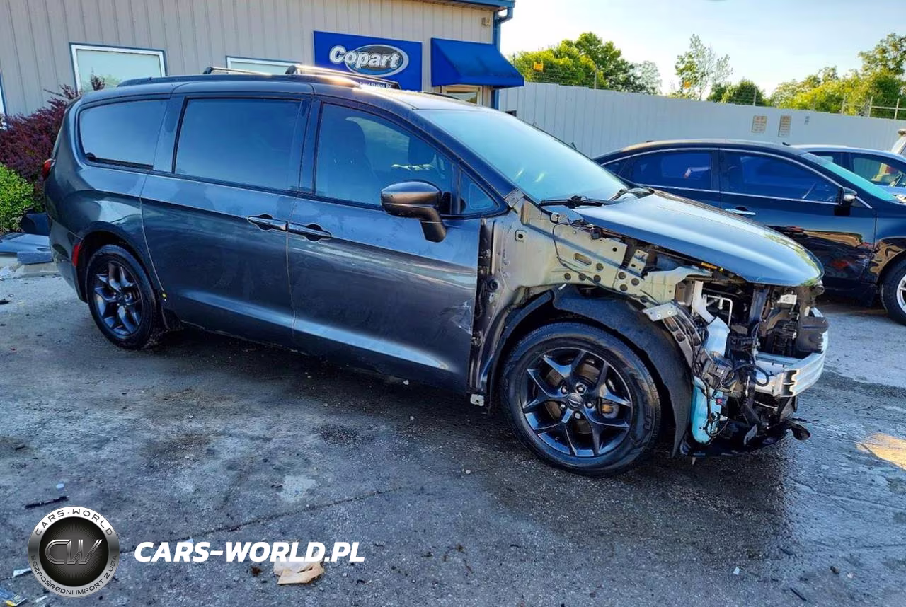 2020 Chrysler Pacifica Touring L Plus VIN:2C4RC1EG9LR286550 - 4