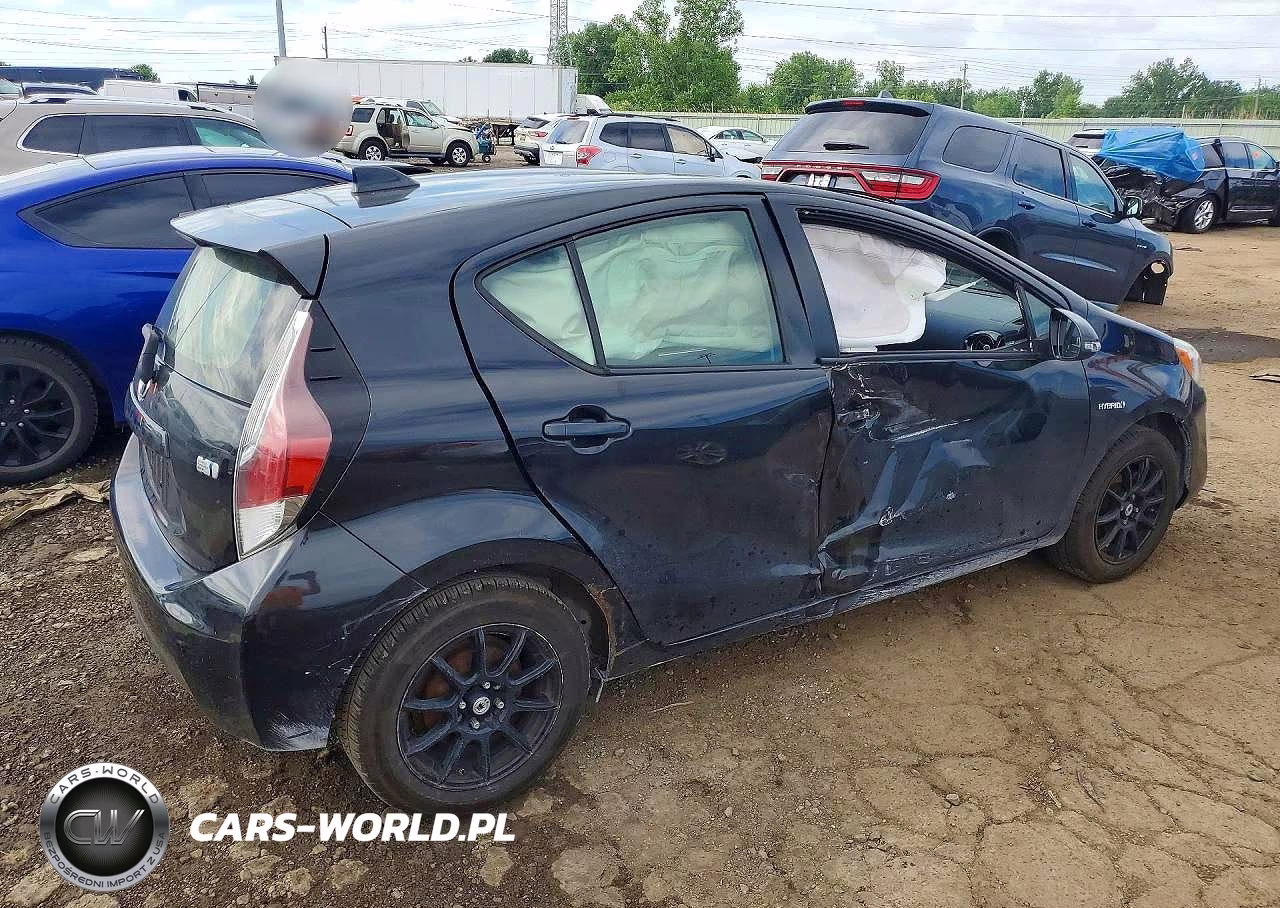 2015 Toyota Prius C Two VIN:JTDKDTB33F1580336 - 3
