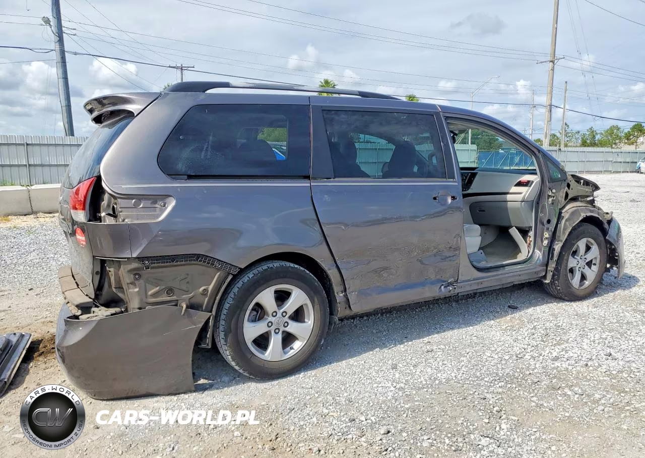 2014 Toyota Sienna Le VIN:5TDKK3DC7ES485511 - 3