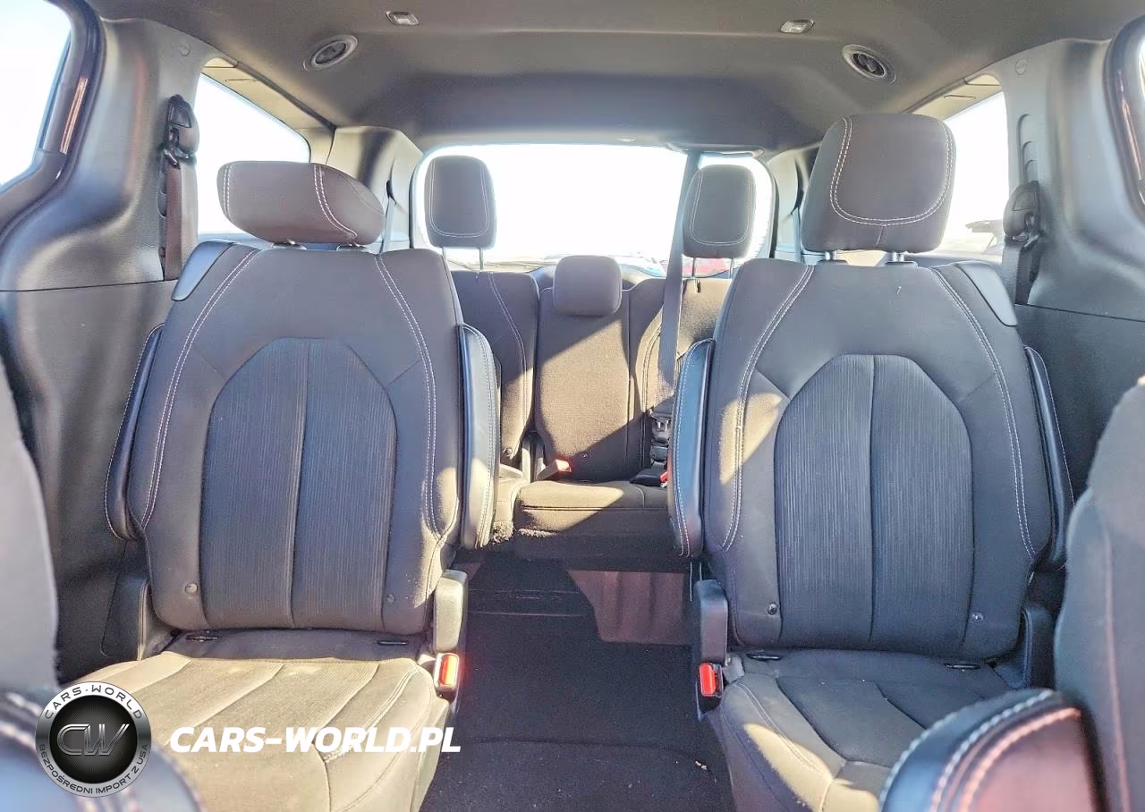 2019 Chrysler Pacifica Touring Plus VIN:2C4RC1FG8KR635968 - 10