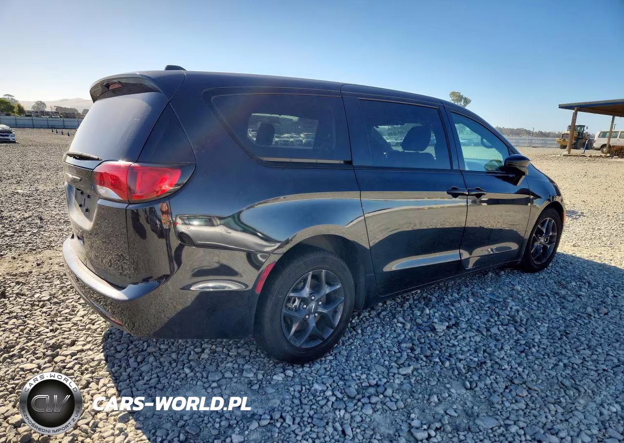 2019 Chrysler Pacifica Touring Plus VIN:2C4RC1FG8KR635968 - 3