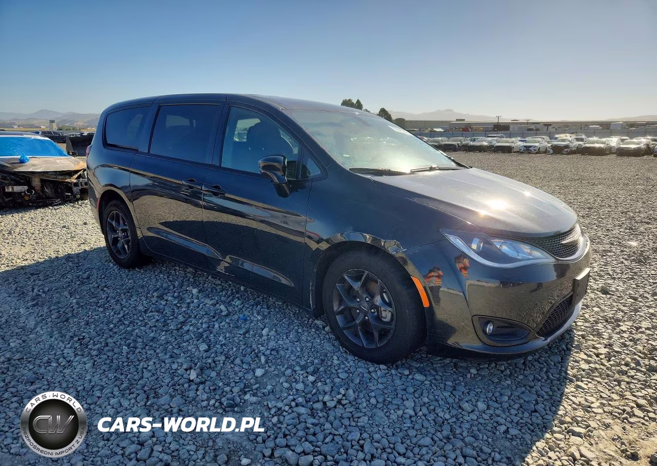 2019 Chrysler Pacifica Touring Plus VIN:2C4RC1FG8KR635968 - 4