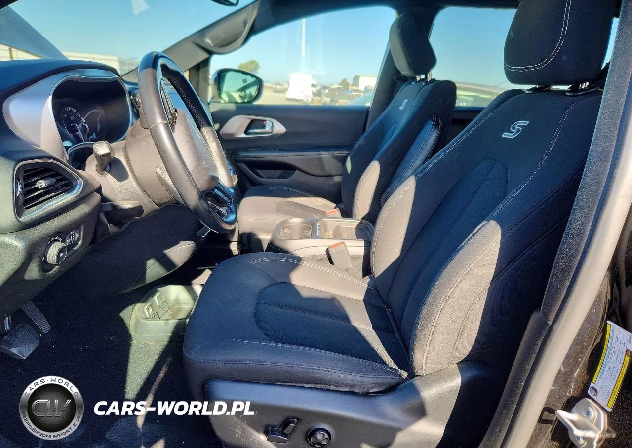 2019 Chrysler Pacifica Touring Plus VIN:2C4RC1FG8KR635968 - 7
