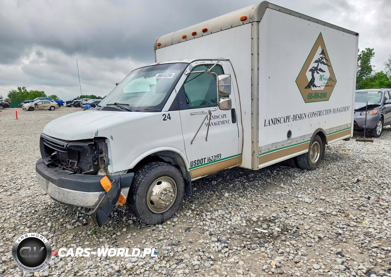 2003 GMC Savana Box Truck