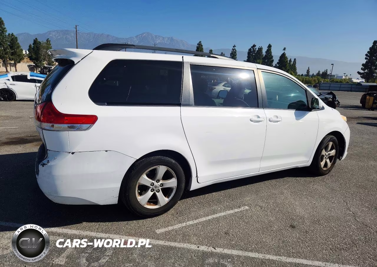 2013 Toyota Sienna Le VIN:5TDKK3DC0DS342981 - 3