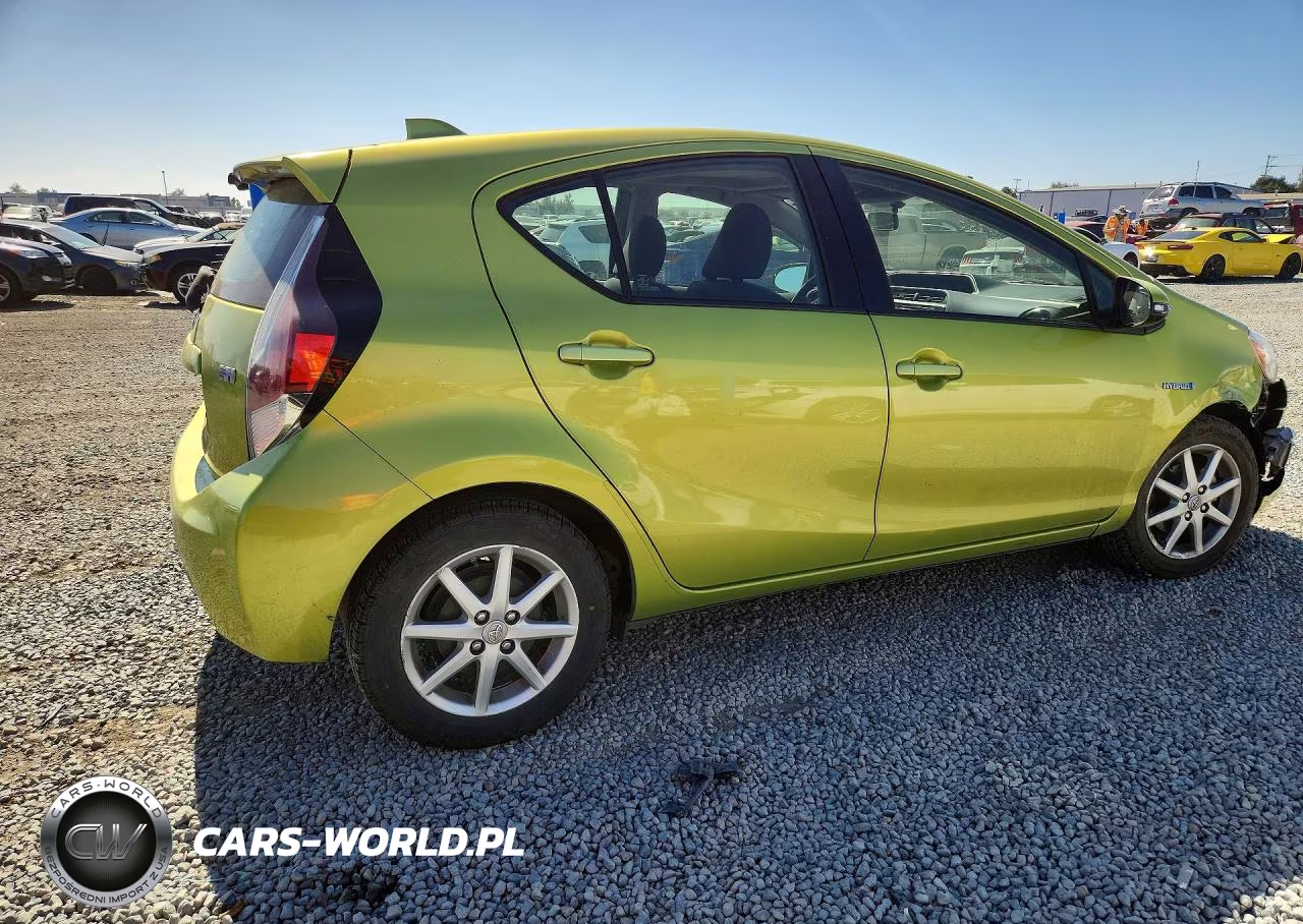 2015 Toyota Prius C Three VIN:JTDKDTB37F1113856 - 3