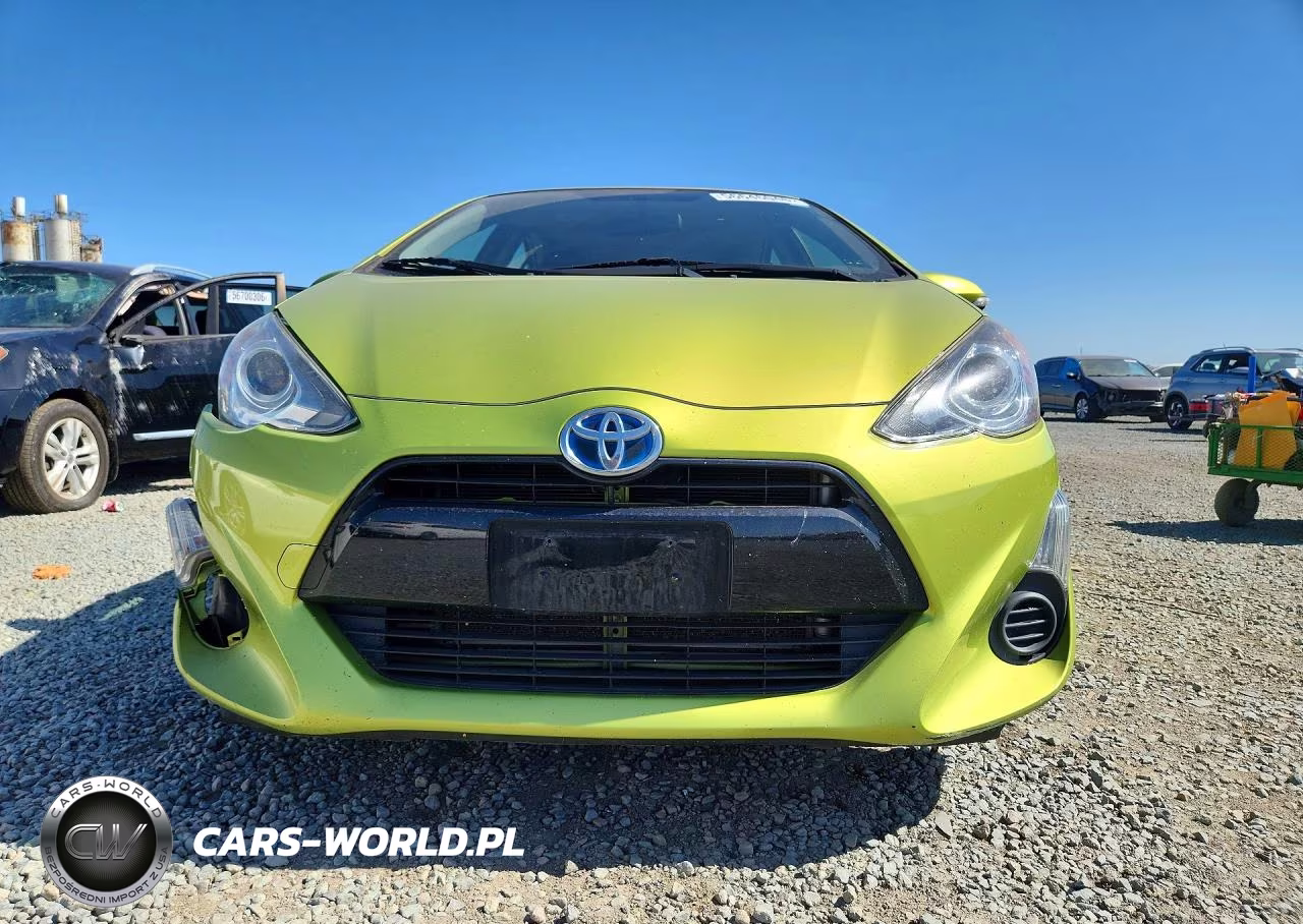 2015 Toyota Prius C Three VIN:JTDKDTB37F1113856 - 5