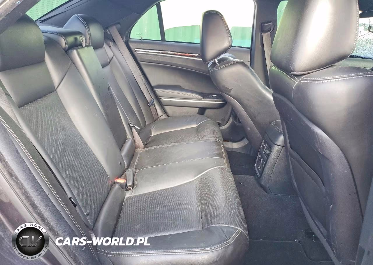 2019 Chrysler 300 S VIN:2C3CCAGG6KH747294 - 10