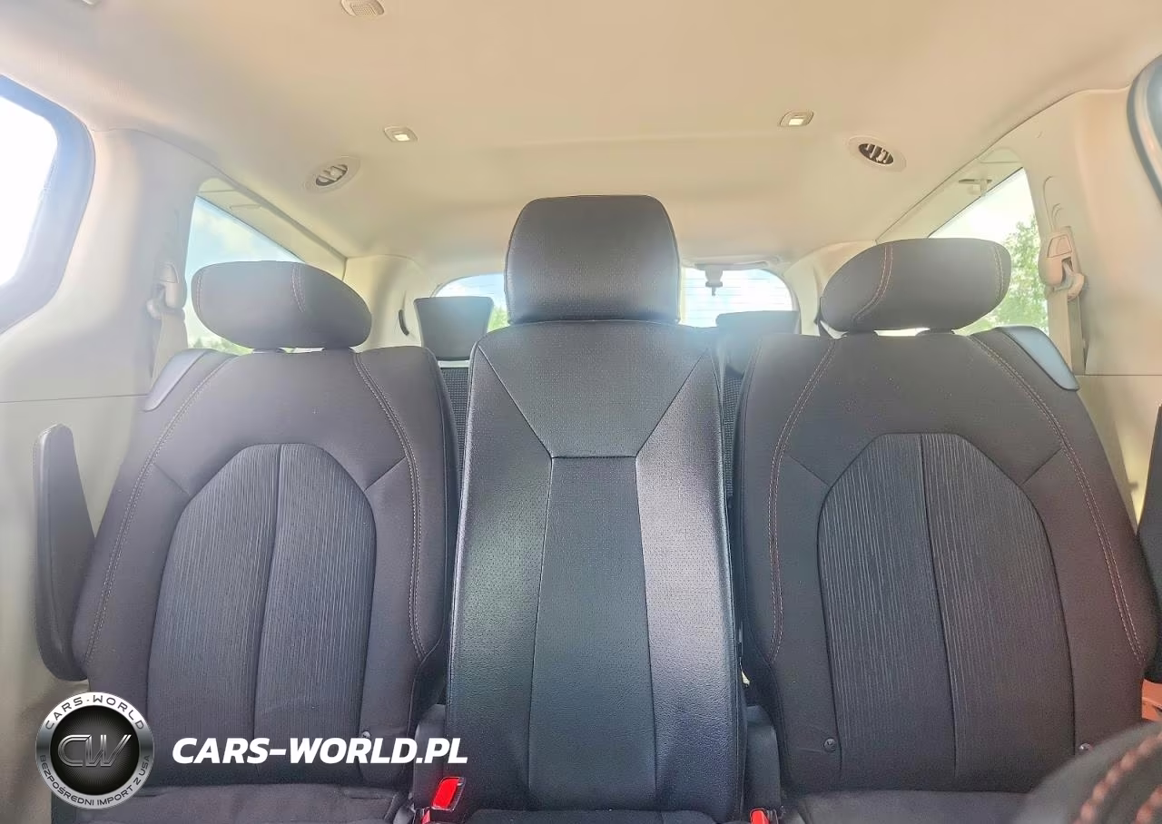 2017 Chrysler Pacifica Touring VIN:2C4RC1DG5HR743766 - 10