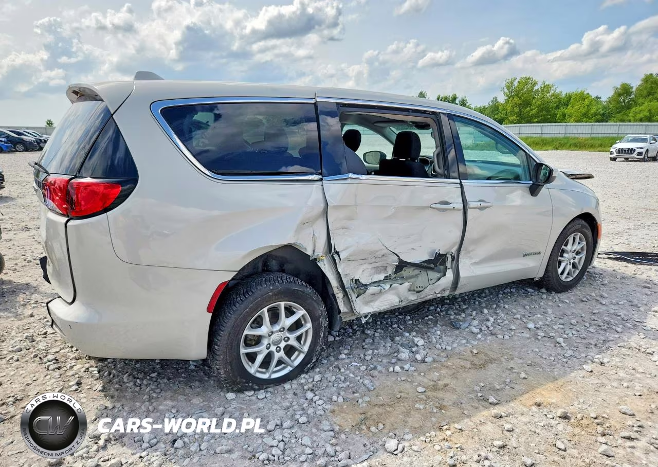 2017 Chrysler Pacifica Touring VIN:2C4RC1DG5HR743766 - 3
