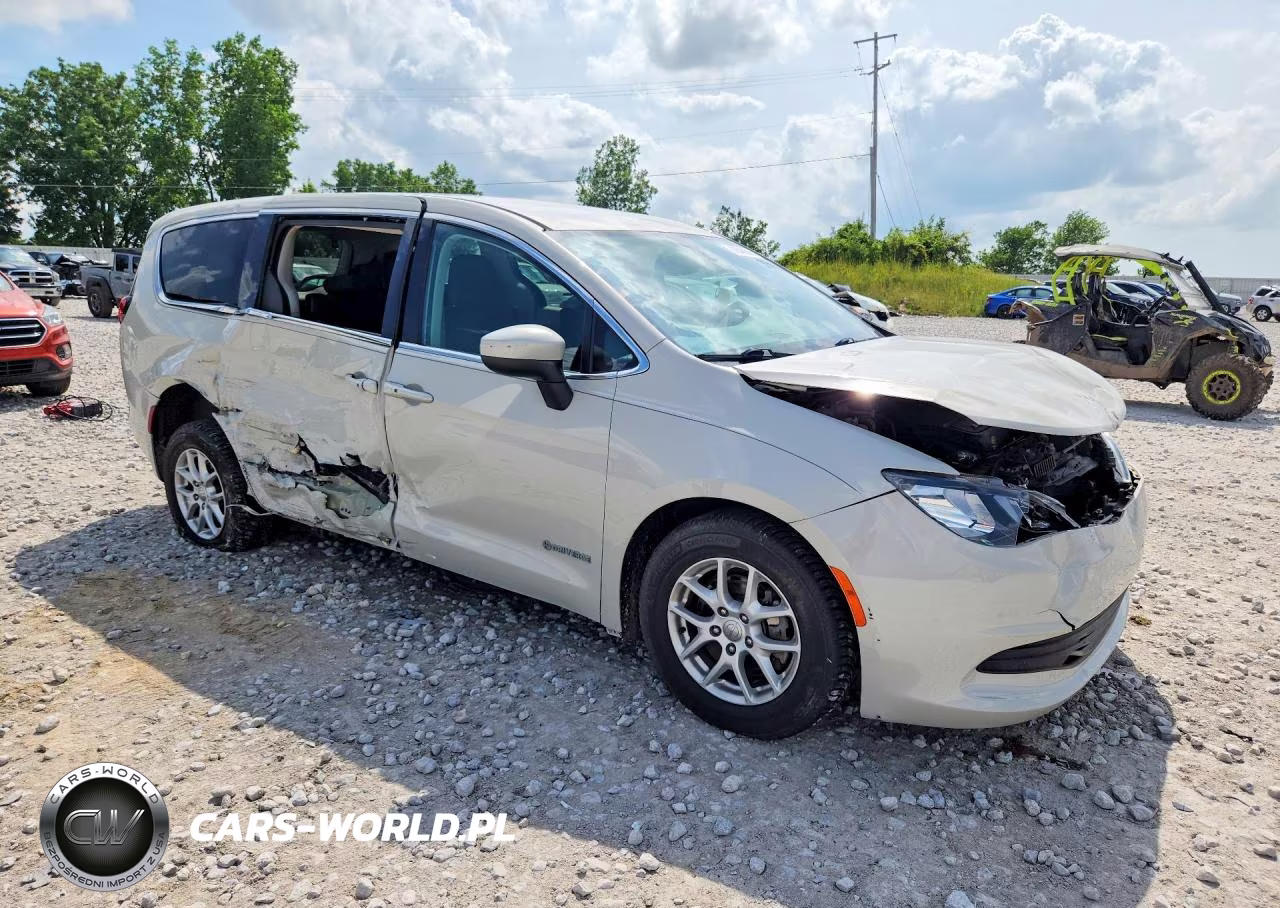 2017 Chrysler Pacifica Touring VIN:2C4RC1DG5HR743766 - 4