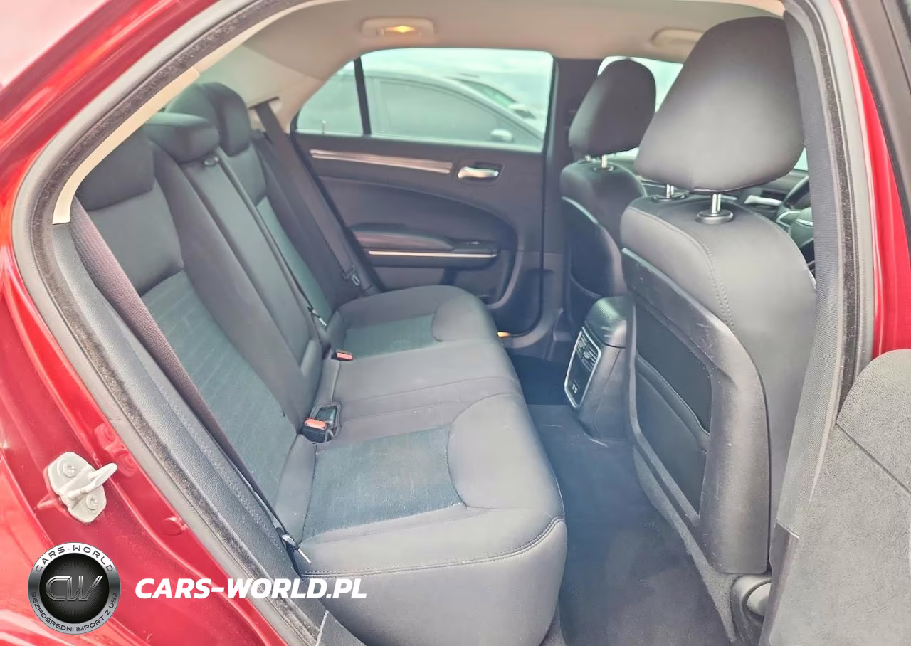 2019 Chrysler 300 Touring VIN:2C3CCAAG6KH614396 - 10
