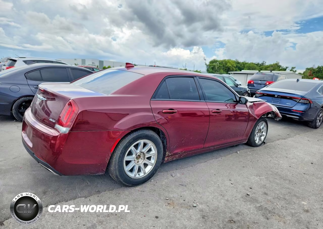 2019 Chrysler 300 Touring VIN:2C3CCAAG6KH614396 - 3