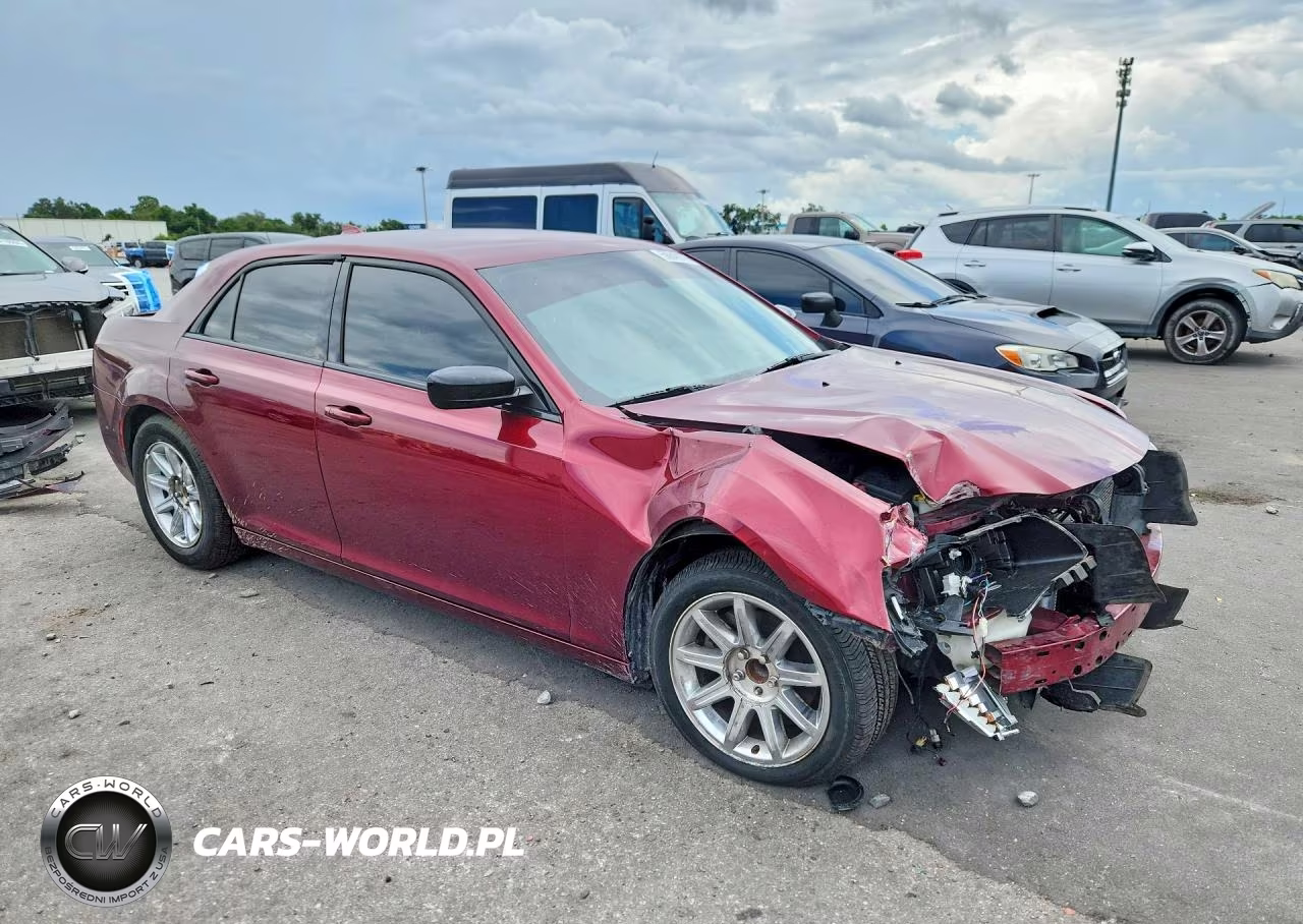 2019 Chrysler 300 Touring VIN:2C3CCAAG6KH614396 - 4