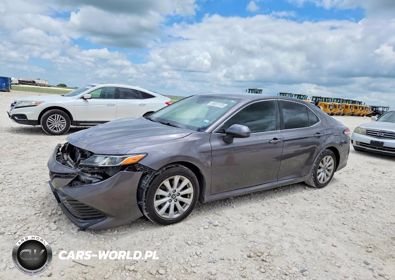 2020 Toyota Camry Le – zdjęcie 1 z 13