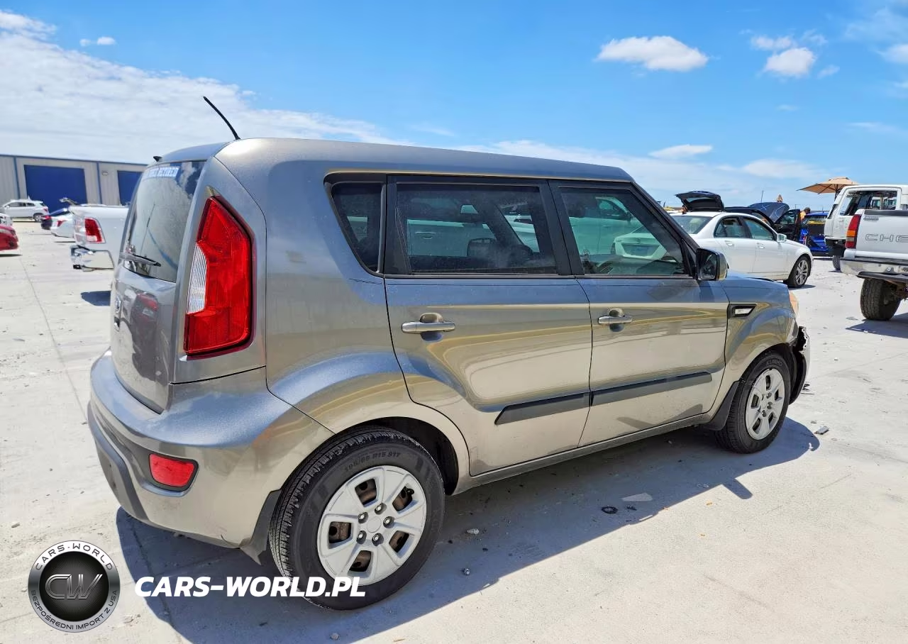 2013 Kia Soul Base VIN:KNDJT2A51D7607040 - 3