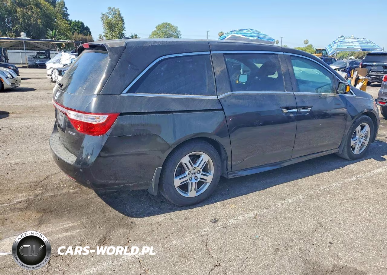 2013 Honda Odyssey Touring VIN:5FNRL5H98DB085000 - 3