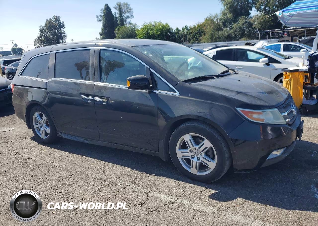 2013 Honda Odyssey Touring VIN:5FNRL5H98DB085000 - 4