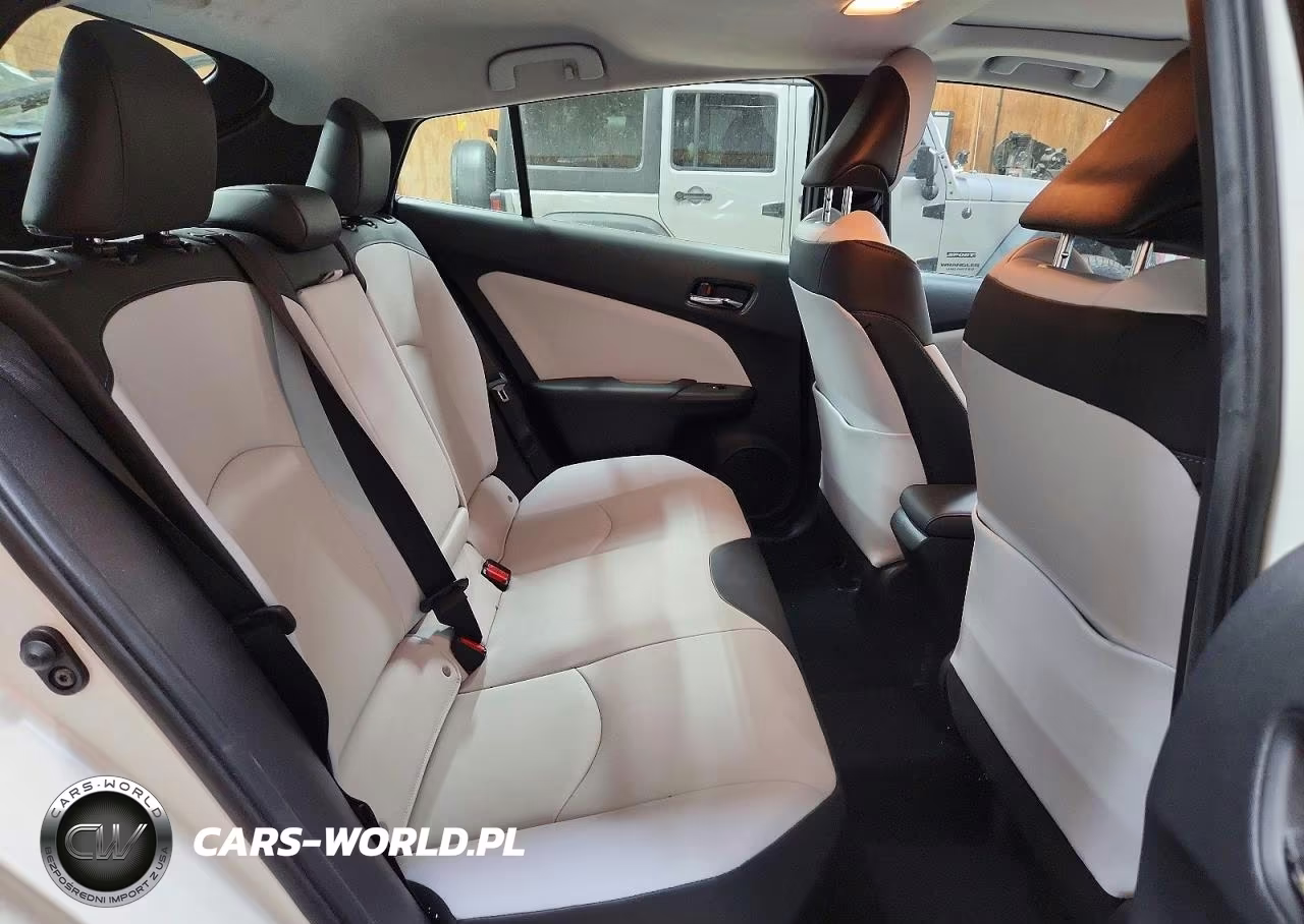 2018 Toyota Prius Four VIN:JTDKARFU4J3058262 - 10