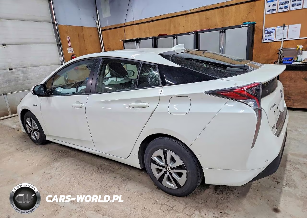 2018 Toyota Prius Four VIN:JTDKARFU4J3058262 - 2