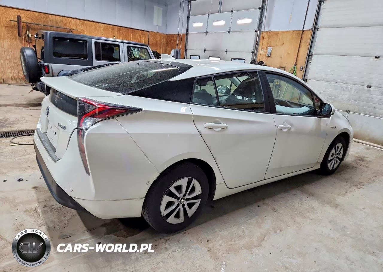 2018 Toyota Prius Four VIN:JTDKARFU4J3058262 - 3