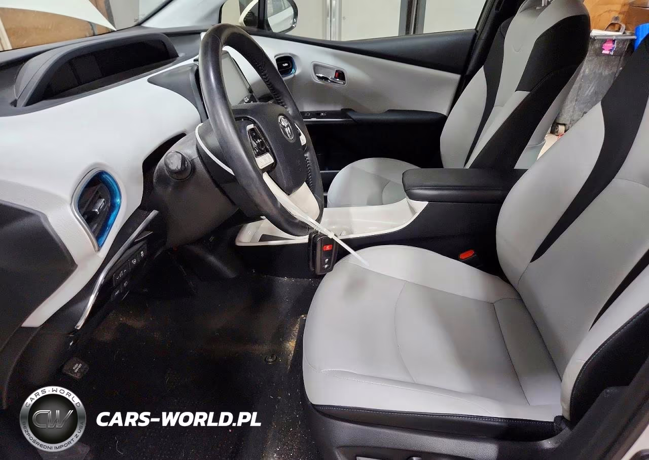 2018 Toyota Prius Four VIN:JTDKARFU4J3058262 - 7