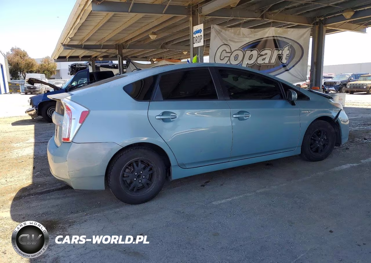 2013 Toyota Prius Two VIN:JTDKN3DU8D5589073 - 3
