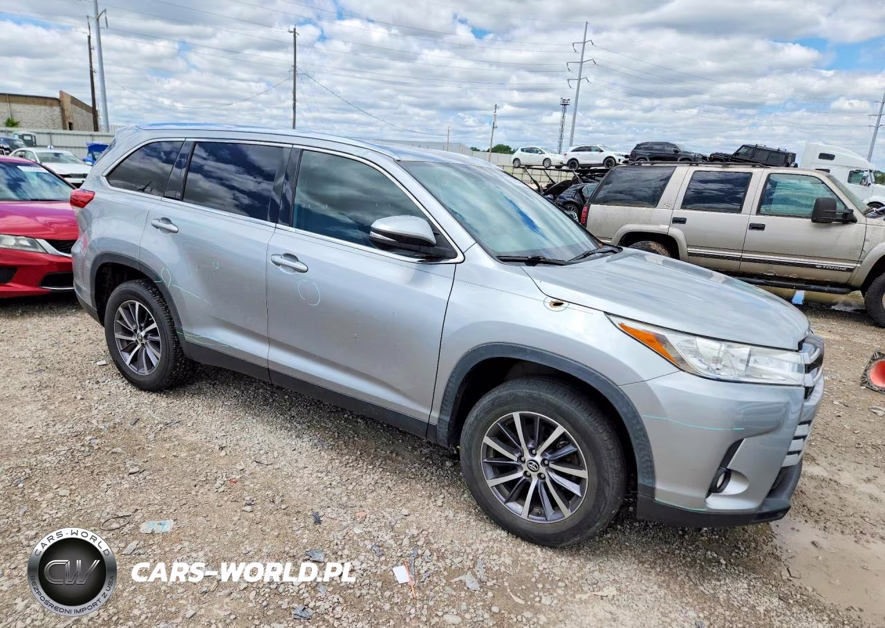 2019 Toyota Highlander Xle VIN:5TDKZRFH3KS331137 - 4