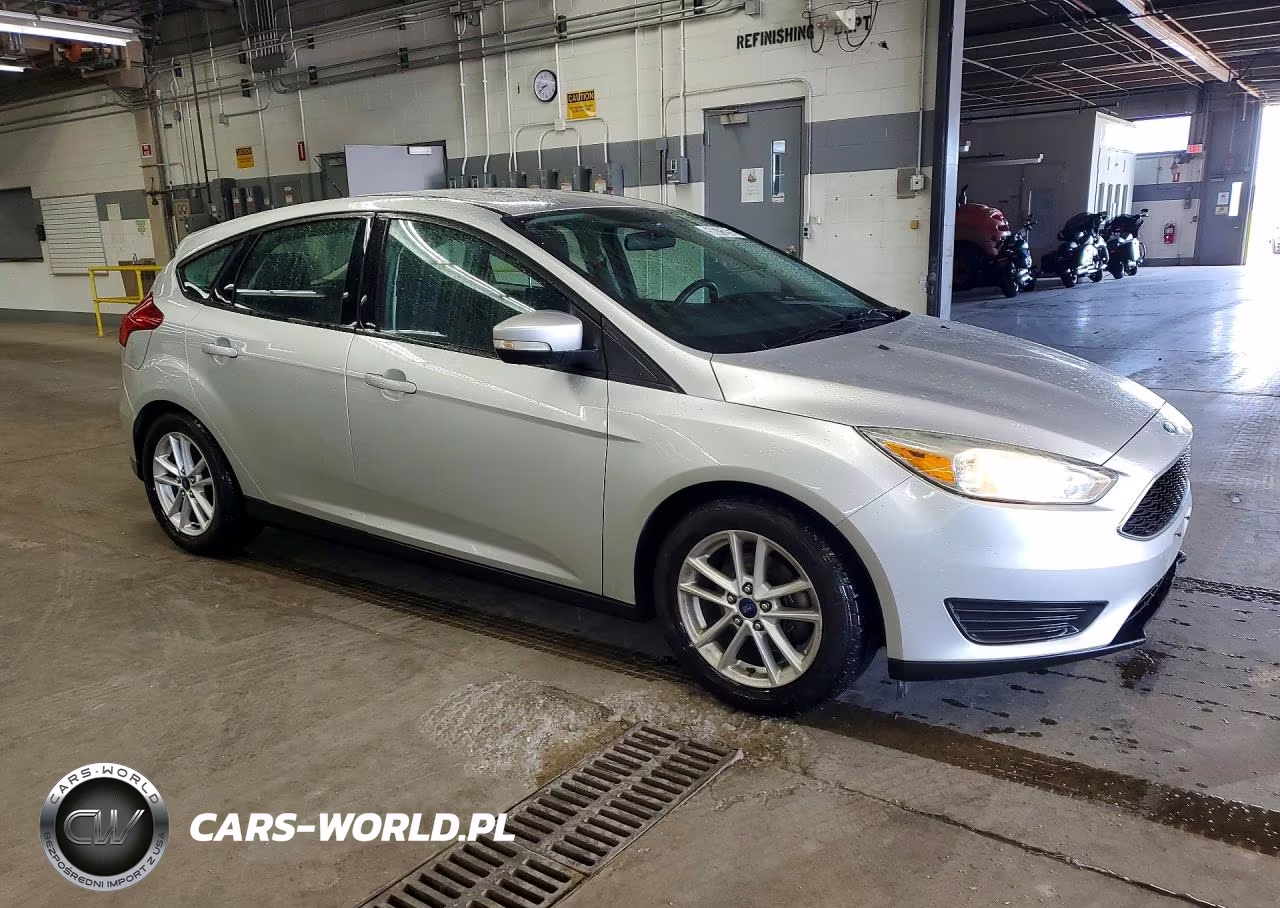 2016 Ford Focus Se VIN:1FADP3K24GL341333 - 4