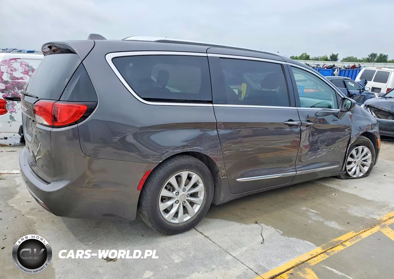 2018 Chrysler Pacifica Touring L VIN:2C4RC1BG6JR110475 - 3