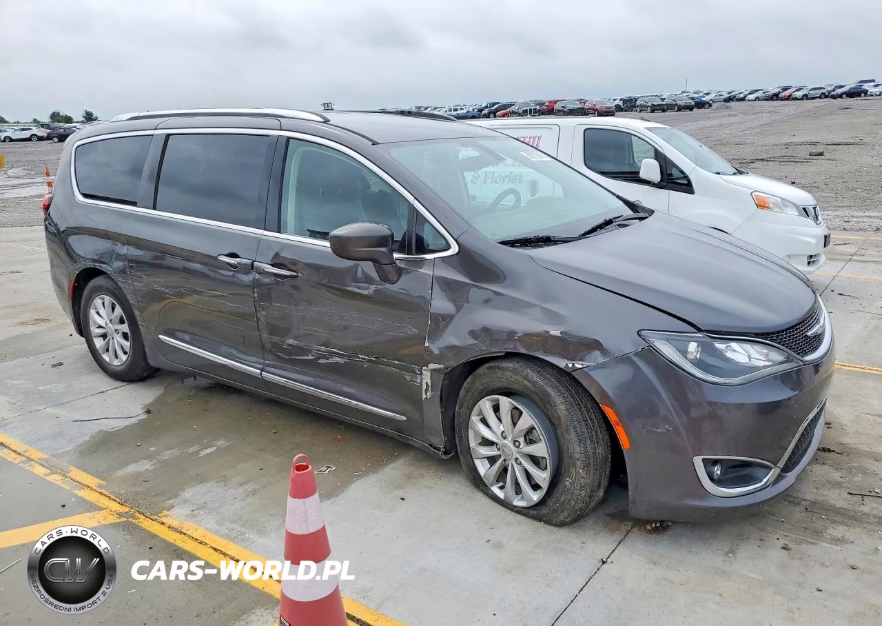 2018 Chrysler Pacifica Touring L VIN:2C4RC1BG6JR110475 - 4