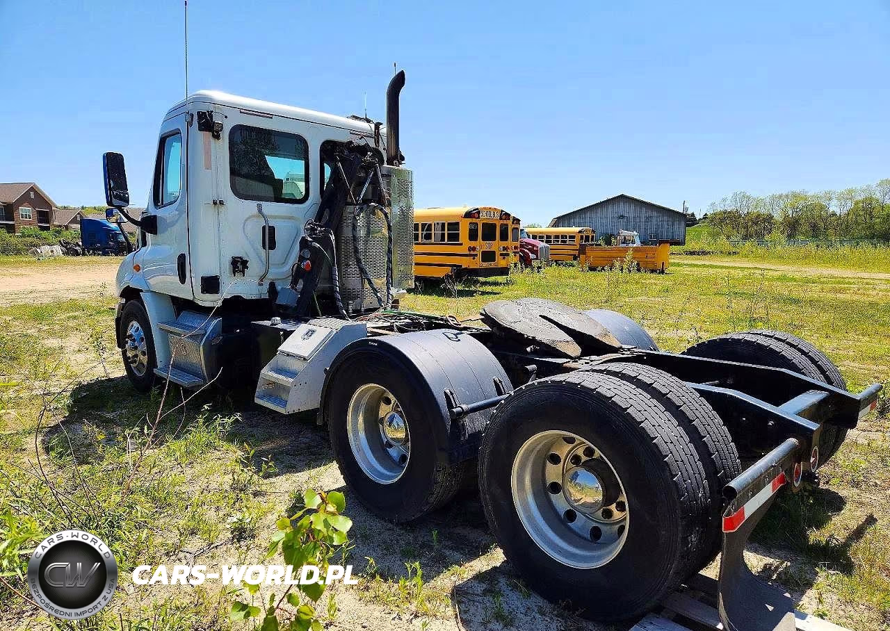 2013 Freightliner Cascadia Semi Truck VIN:1FUJGBDV8DSBW1400 - 3