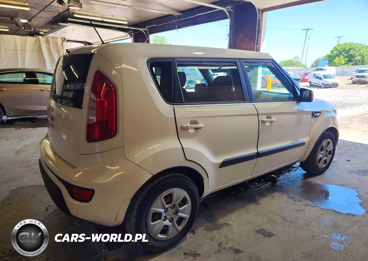 2013 Kia Soul Base VIN:KNDJT2A56D7531136 - 3