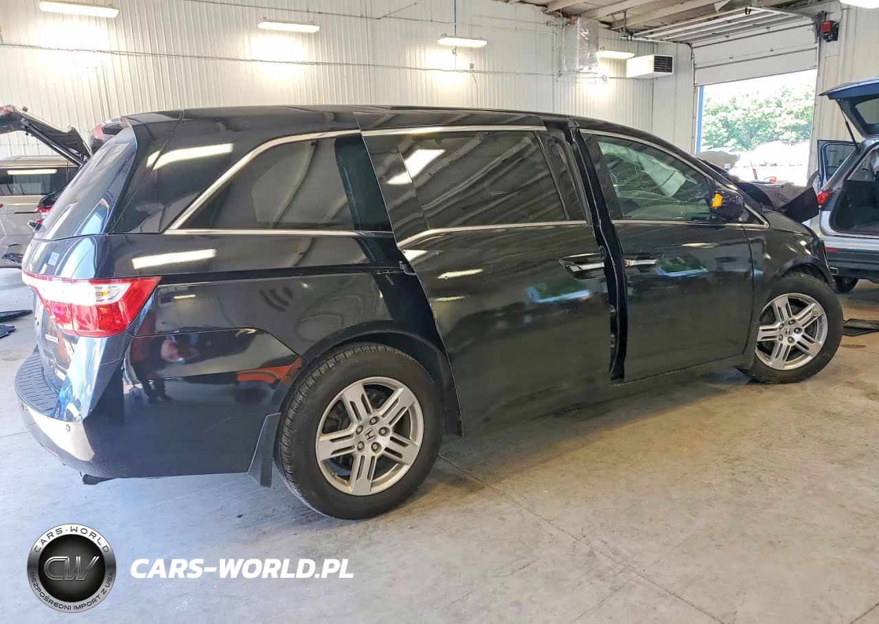 2013 Honda Odyssey Touring VIN:5FNRL5H98DB074725 - 3