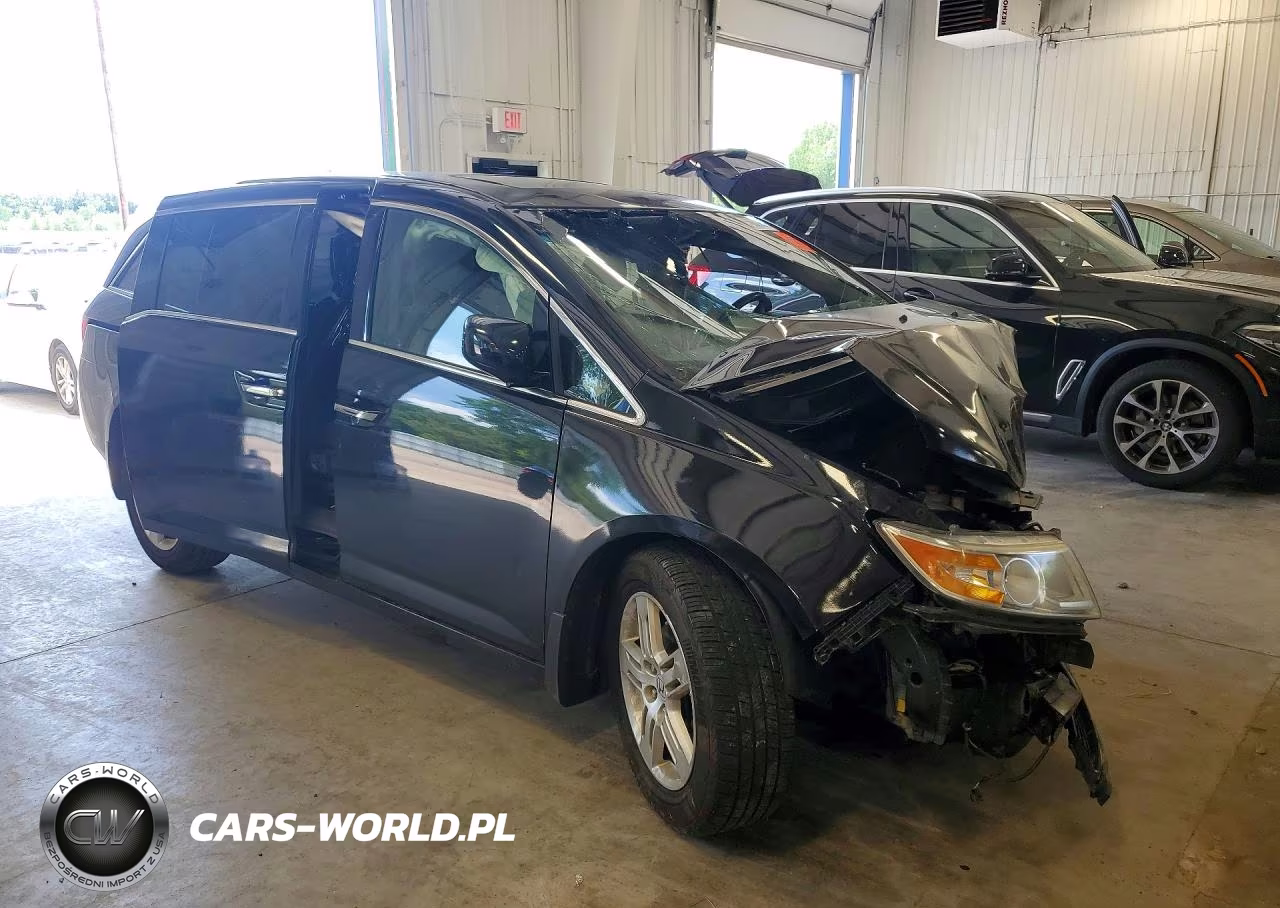 2013 Honda Odyssey Touring VIN:5FNRL5H98DB074725 - 4