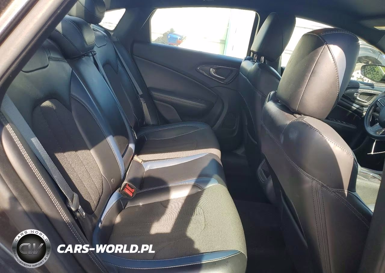 2015 Chrysler 200 S VIN:1C3CCCBB6FN614653 - 10