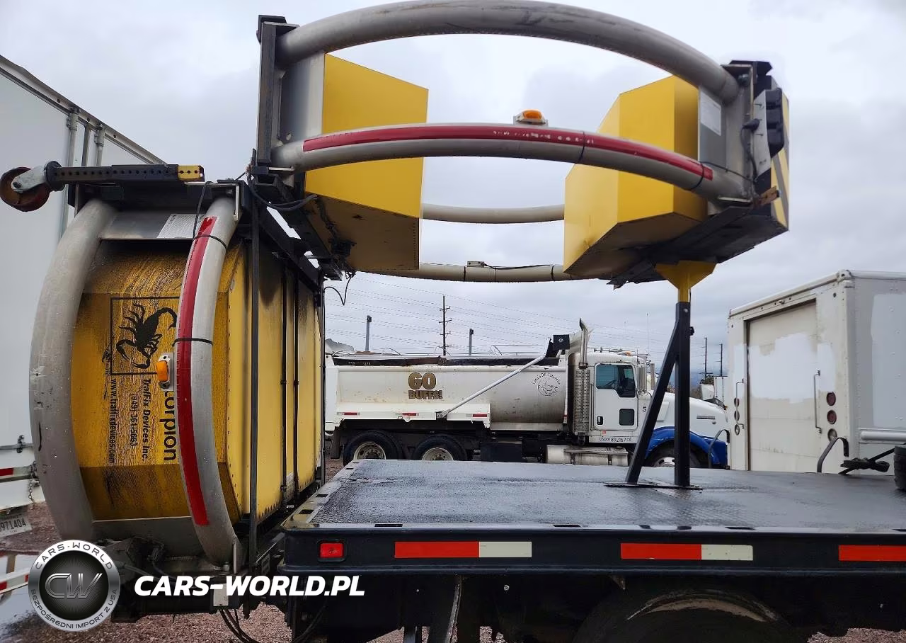 2005 GMC C7500 Flatbed Truck With Crash Attenuator VIN:1GDJ7C1C85F530503 - 10