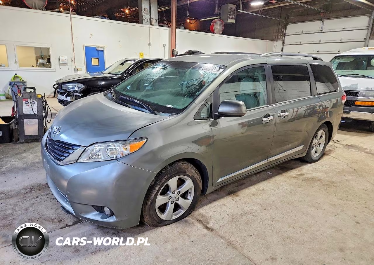 2011 Toyota Sienna Le – zdjęcie 1 z 13