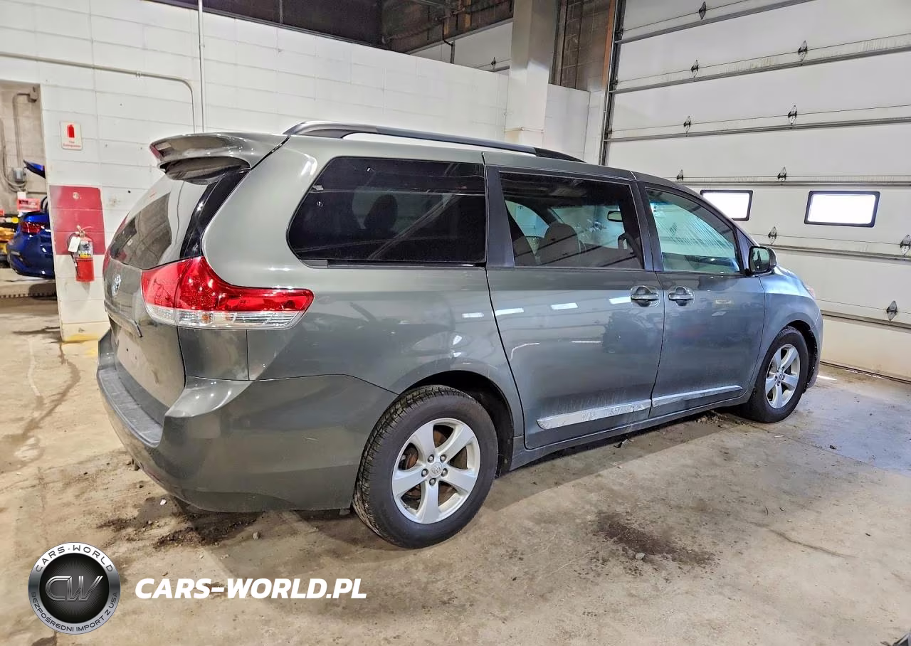 2011 Toyota Sienna Le VIN:5TDKK3DC4BS079469 - 3