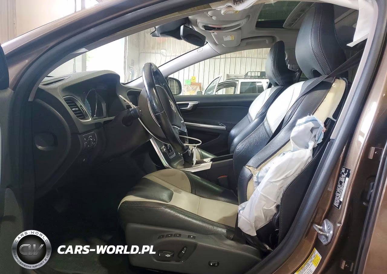 2016 Volvo V60 Cross Country Premier VIN:YV4612HKXG1012232 - 7