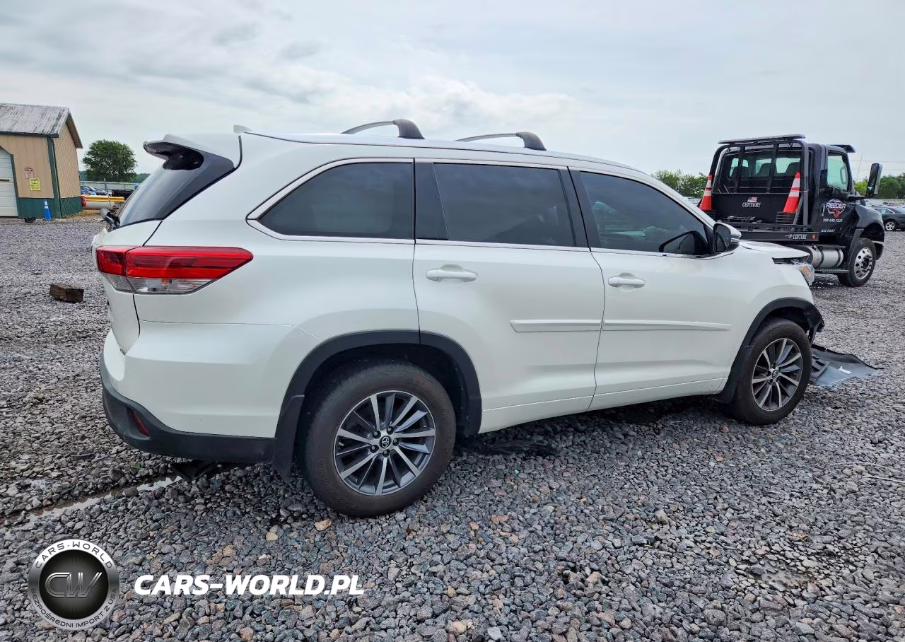 2018 Toyota Highlander Xle VIN:5TDJZRFH6JS540950 - 3