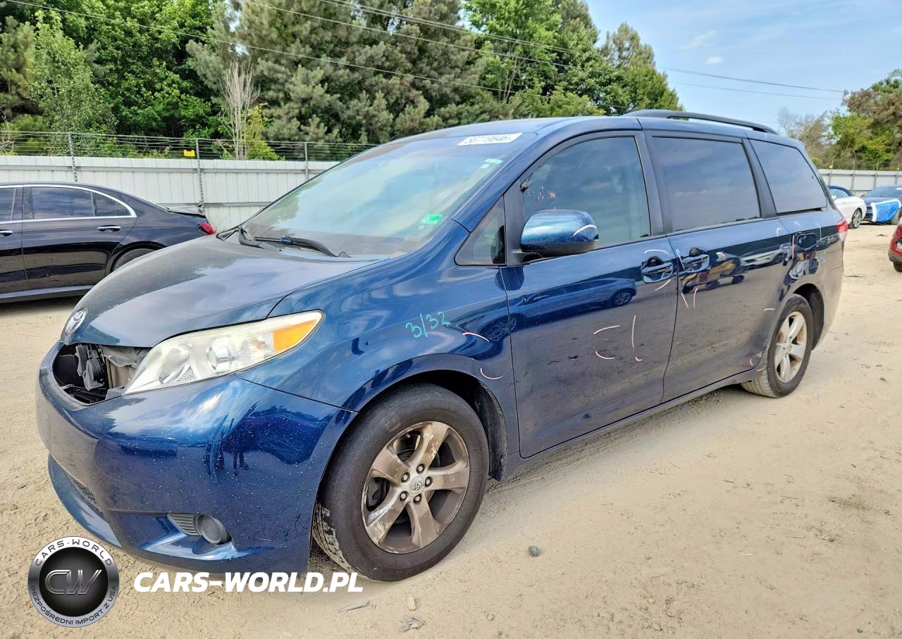 2011 Toyota Sienna Le – zdjęcie 1 z 14