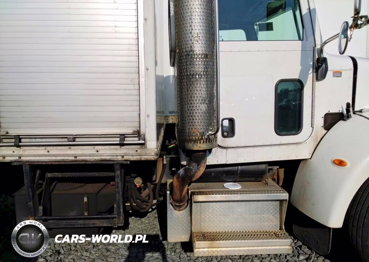 2008 Peterbilt 335 Box Truck VIN:2NPLHM7X08M760811 - 13