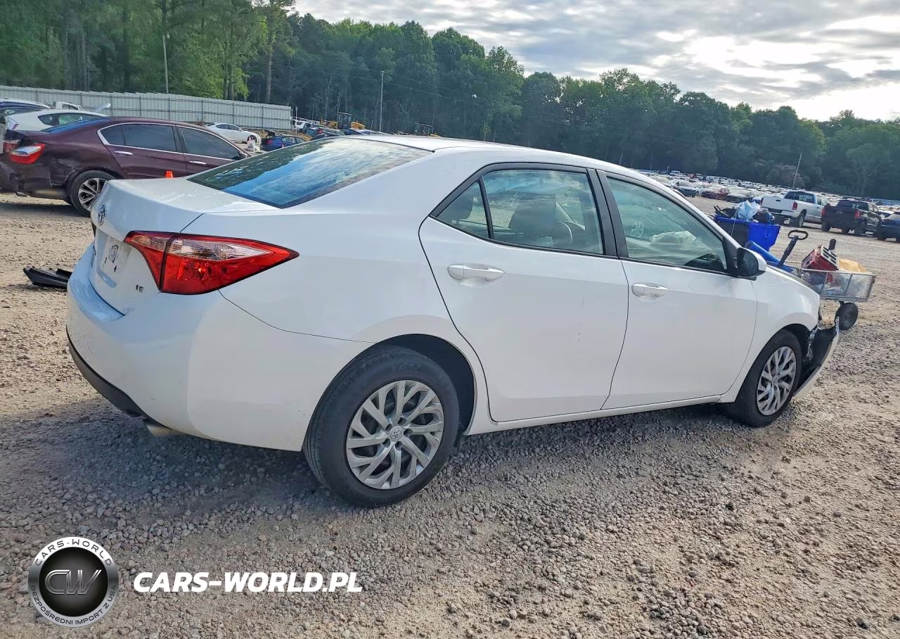 2017 Toyota Corolla Le VIN:2T1BURHE5HC852329 - 3