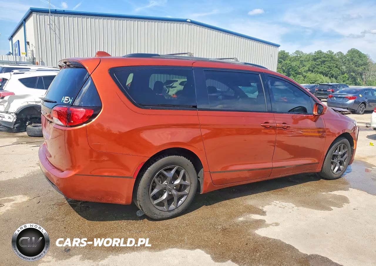 2018 Chrysler Pacifica Touring L VIN:2C4RC1BGXJR187320 - 3