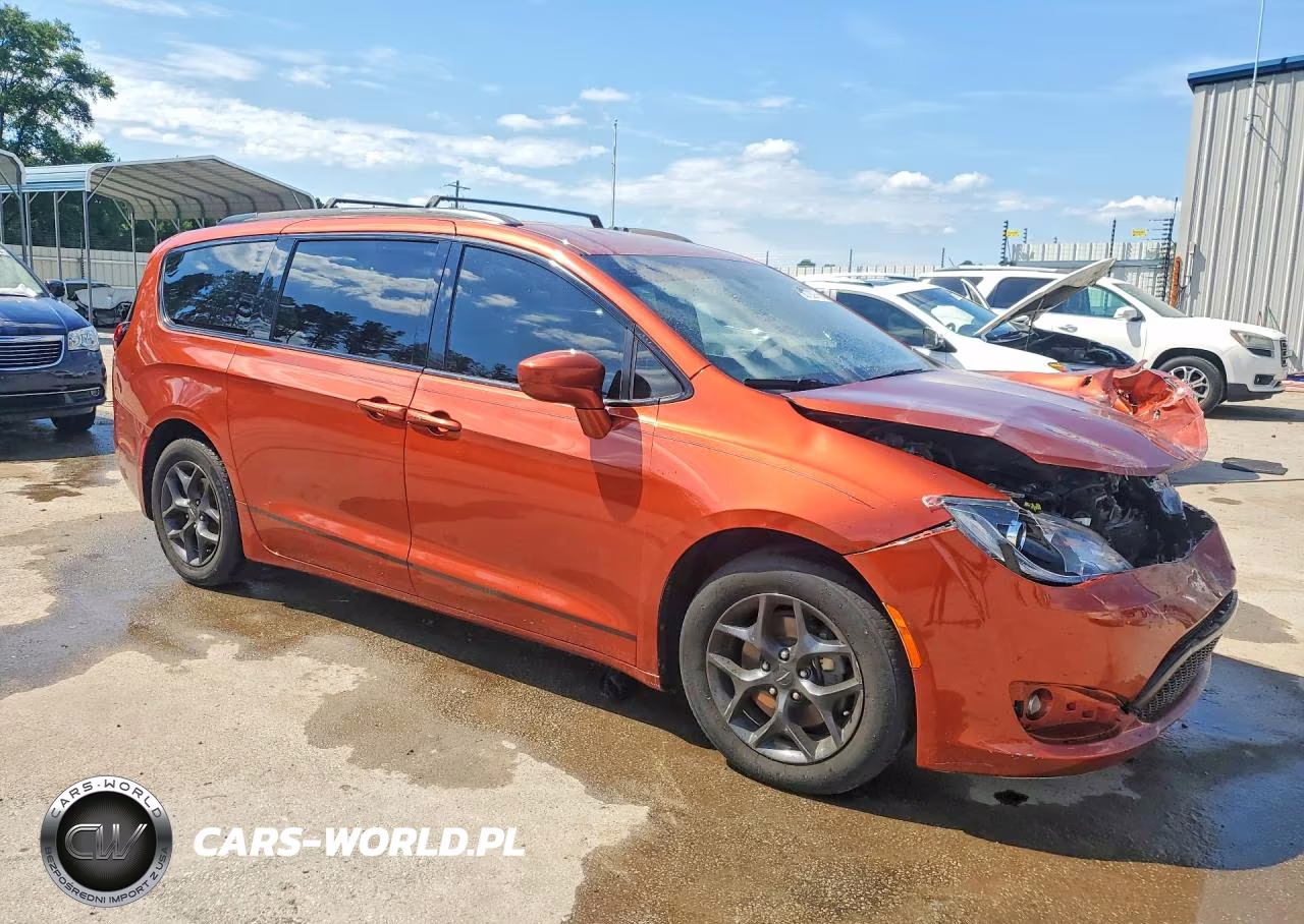 2018 Chrysler Pacifica Touring L VIN:2C4RC1BGXJR187320 - 4