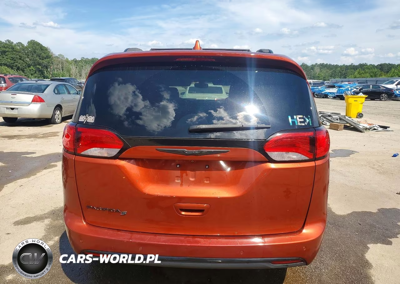 2018 Chrysler Pacifica Touring L VIN:2C4RC1BGXJR187320 - 6