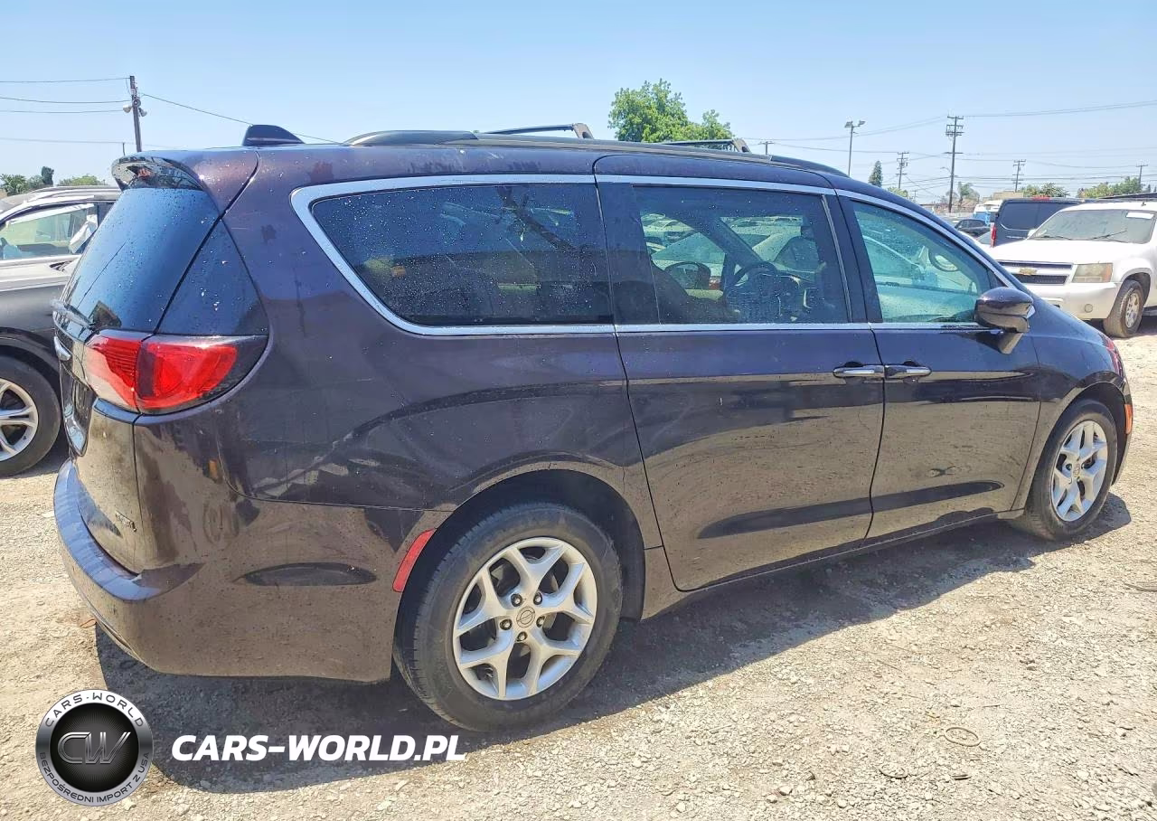 2017 Chrysler Pacifica Touring L VIN:2C4RC1BG5HR571015 - 3