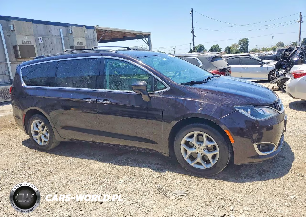 2017 Chrysler Pacifica Touring L VIN:2C4RC1BG5HR571015 - 4