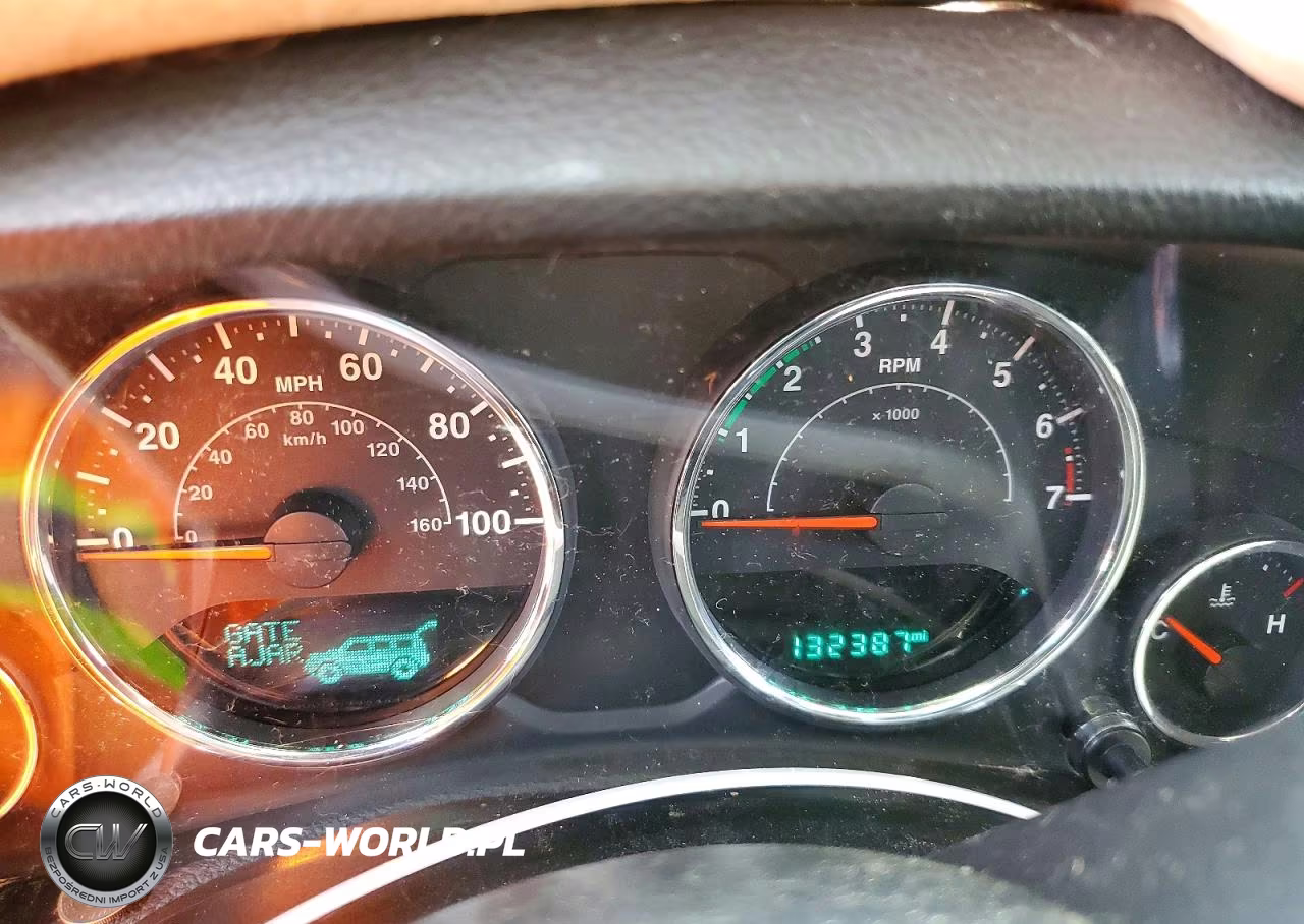 2015 Jeep Wrangler Unlimited Sport VIN:1C4BJWDGXFL732093 - 9